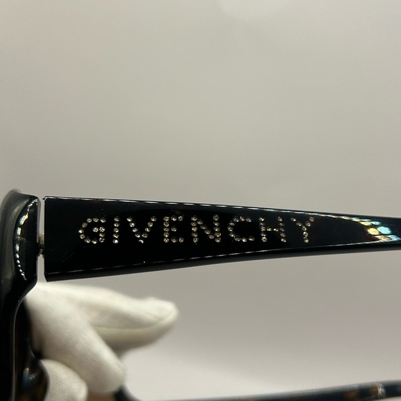 Givenchy Sunglasses SGV616S - Picture 5 of 9